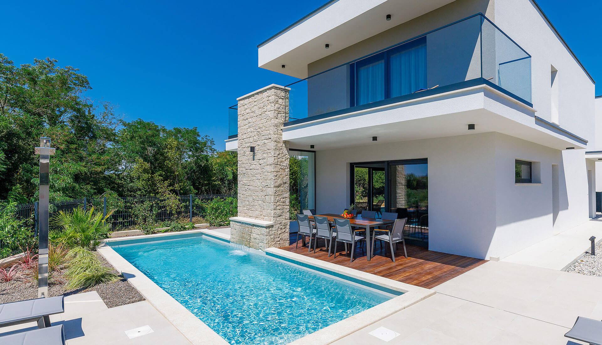 Kupoprodaja nekretnina može biti složena i stresna. Tu sam da je učinim jednostavnom za vas.