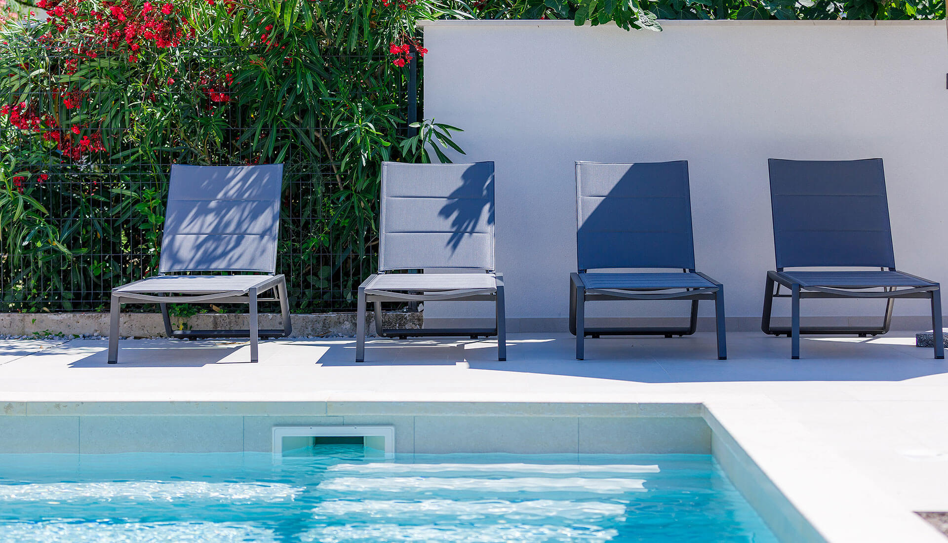 Kupoprodaja nekretnina može biti složena i stresna. Tu sam da je učinim jednostavnom za vas.