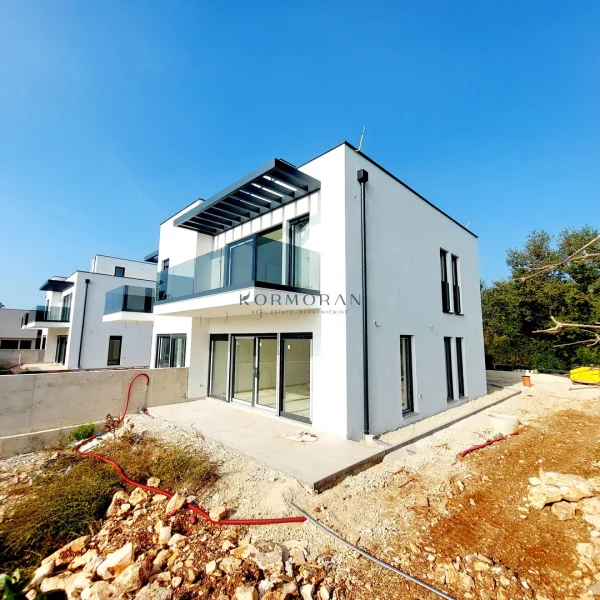 Novogradnja v Karigadoru – 350 metrov od morja